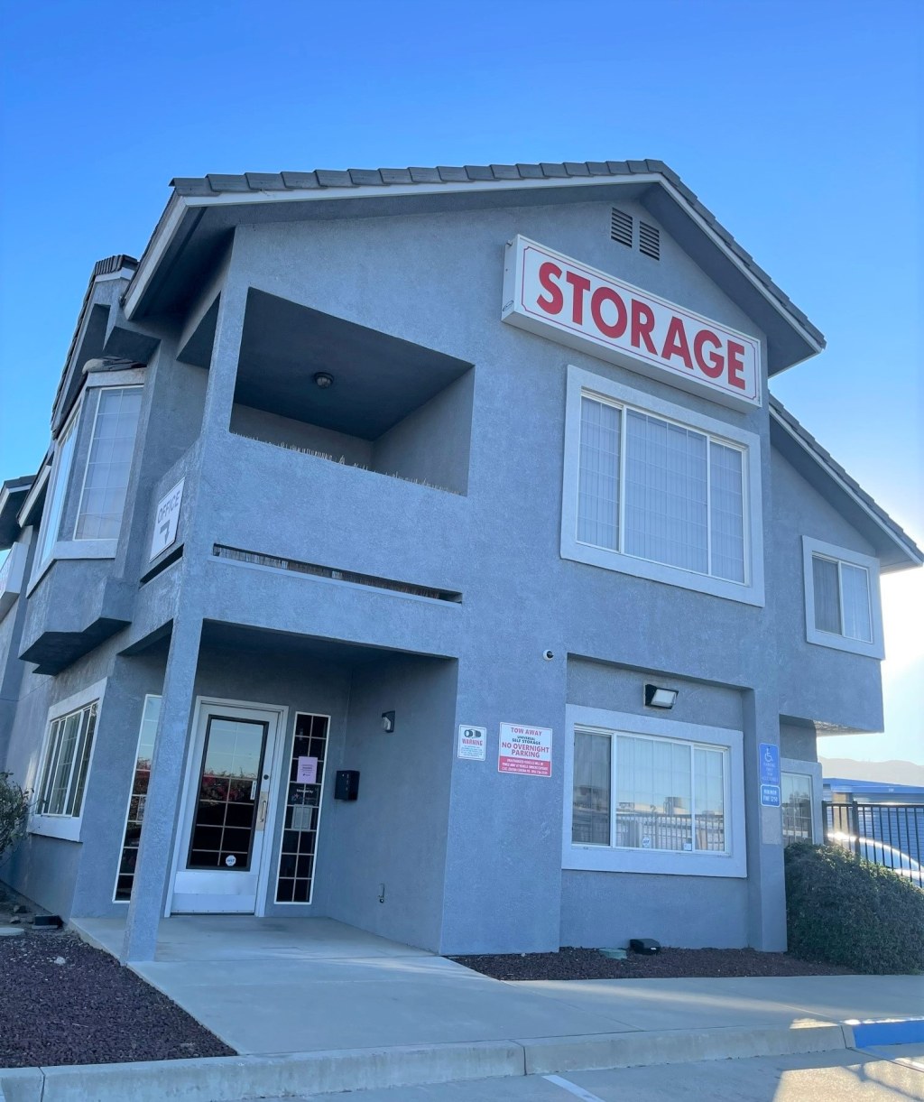 Picture of: Storage Units in Corona, CA on Compton Avenue  Universal SS